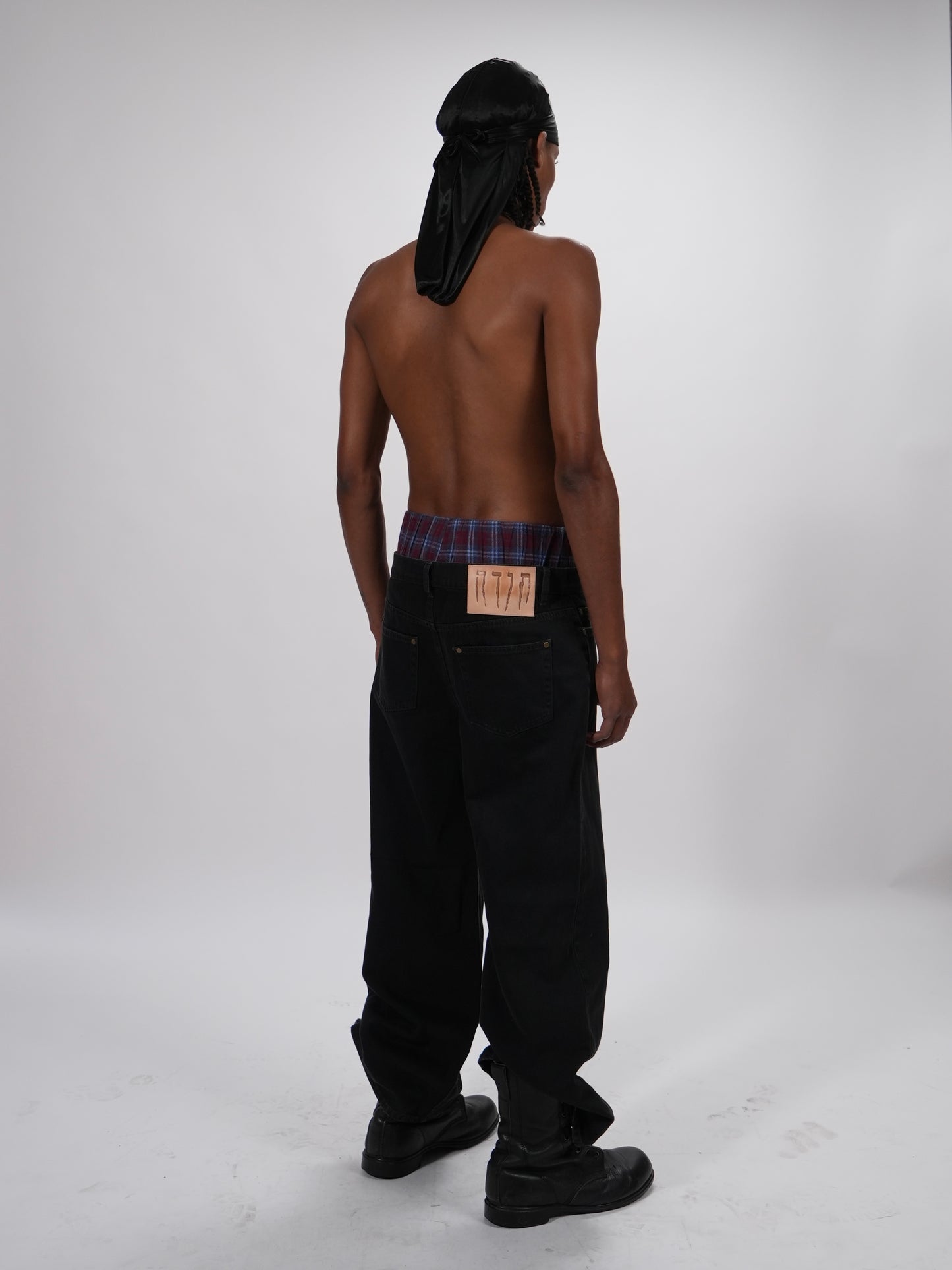 BLACK HAND PAINTED JEANS