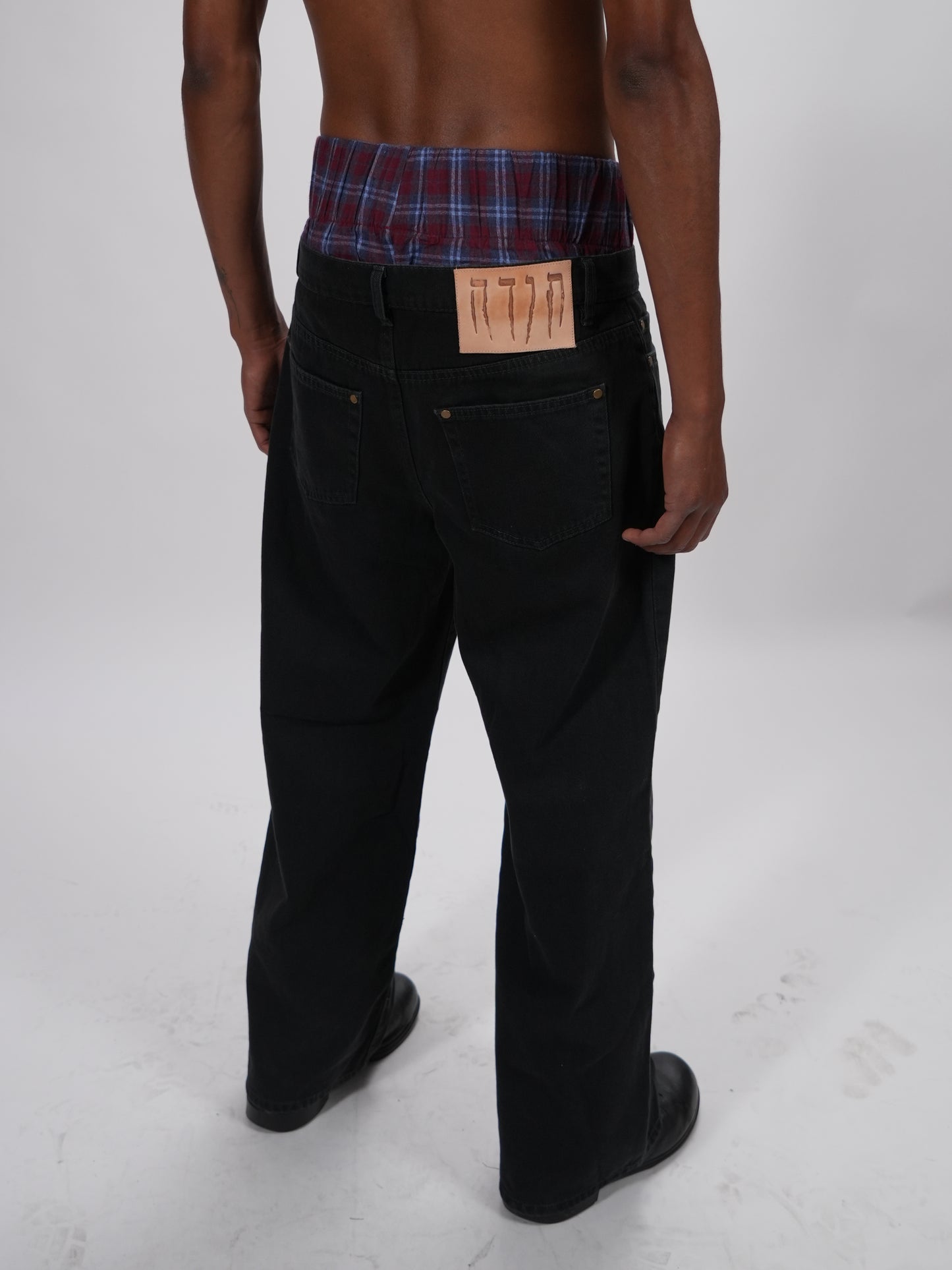 BLACK HAND PAINTED JEANS